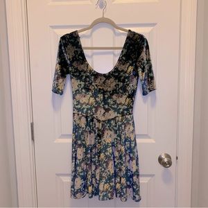 KIMCHI BLUE 💐💐 floral velvet 3/4 length sleeve dress
